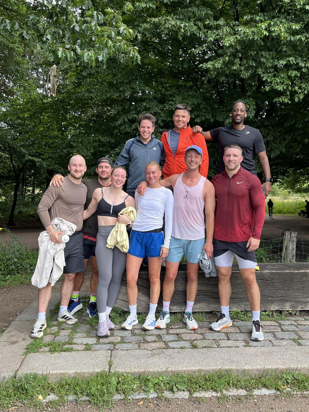 Die Laufgruppe von Grove Running am Waldrand im Niendorfer Gehege, Hamburg